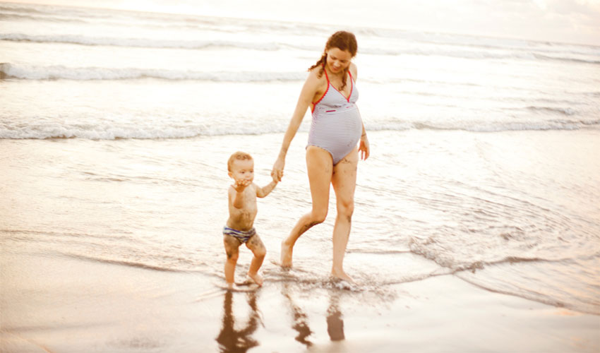 deux enfants à la maison