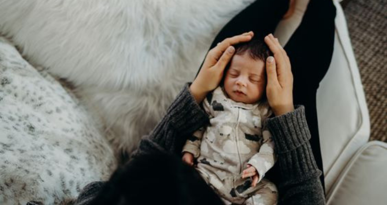bébé dans les bras de maman pour un moment calme
moment-clé :  le congé maternité