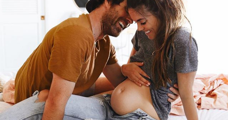 deux futurs parents heureux  moment-clé : les cours de préparation à l'accouchement