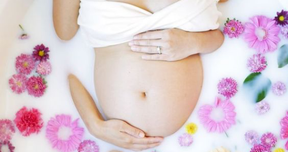 Беременна в 44. Фотосессия со снимком беременности с розовой лентой. 26+9+9=44 На беременность.