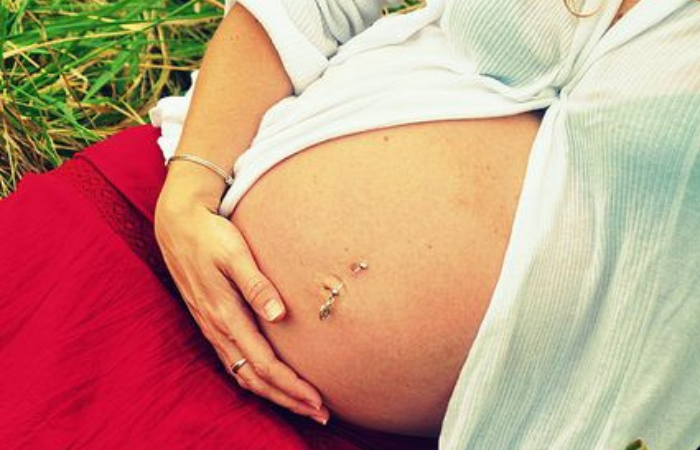 Piercing et grossesse : est-ce compatible ? - Terre de Mamans